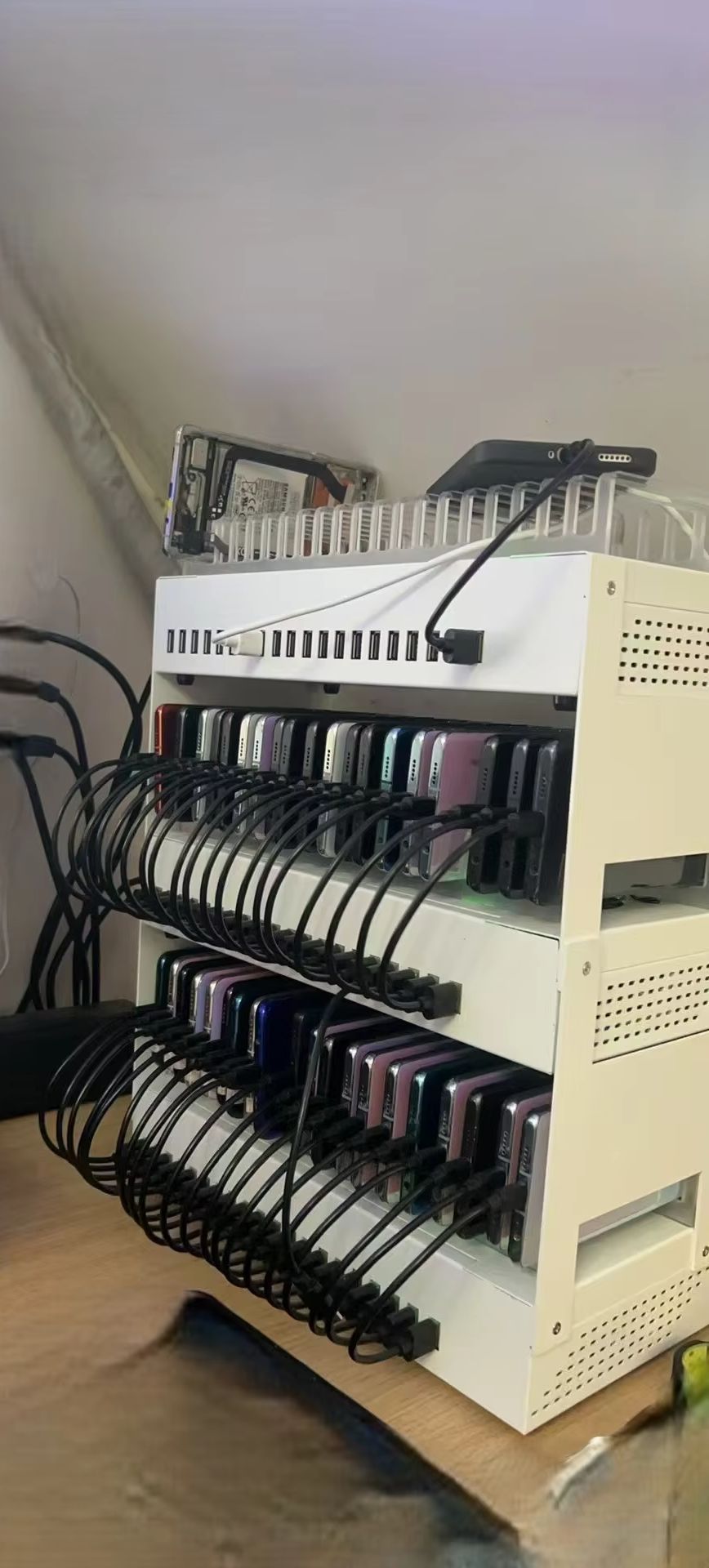 صندوق شحن هواتف بـ 60 منفذ USB - مراجعة Usb Hub وسعره